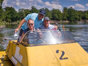 Gregor und weitere Schiedsrichter im Motorboot
