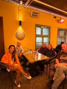 Teamfoto beim Abendessen